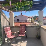 House Rea With Bbq And Two Terrace Hébergement de vacances