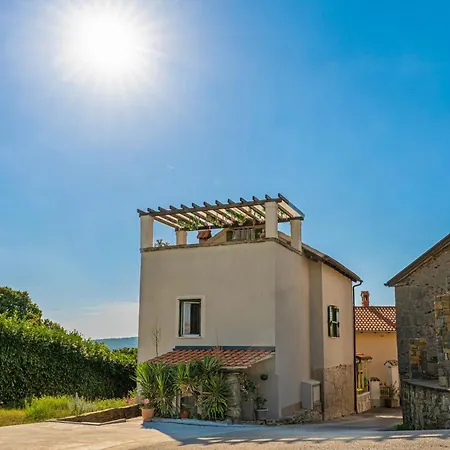 Hébergement de vacances House Rea With Bbq And Two Terrace *