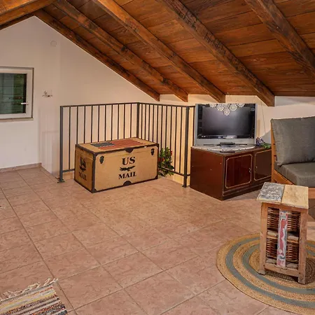 House Rea With Bbq And Two Terrace Hébergement de vacances *