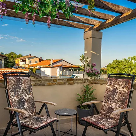 House Rea With Bbq And Two Terrace