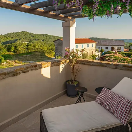 House Rea With Bbq And Two Terrace