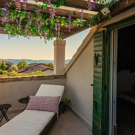 House Rea With Bbq And Two Terrace Hébergement de vacances *