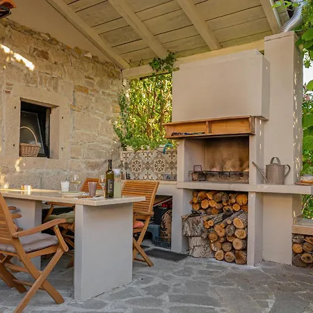 Hébergement de vacances House Rea With Bbq And Two Terrace Sveti Donat
